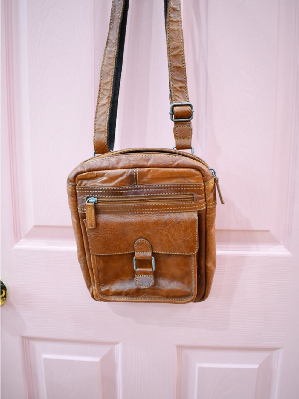 Jack Georges Voyager Slim Classic Leather Crossbody - Picture 4 of 5